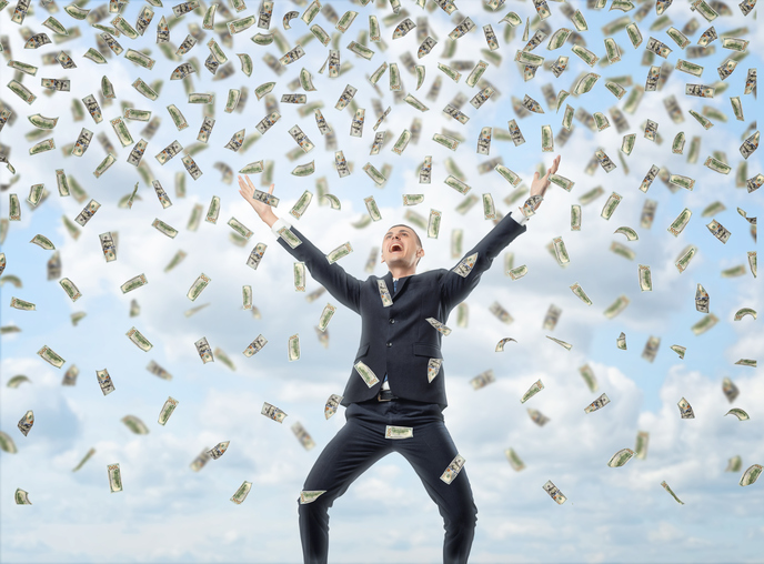 Image d'un homme bras levé et exultant de bonheur sous des billets de banque qui tombent du ciel.